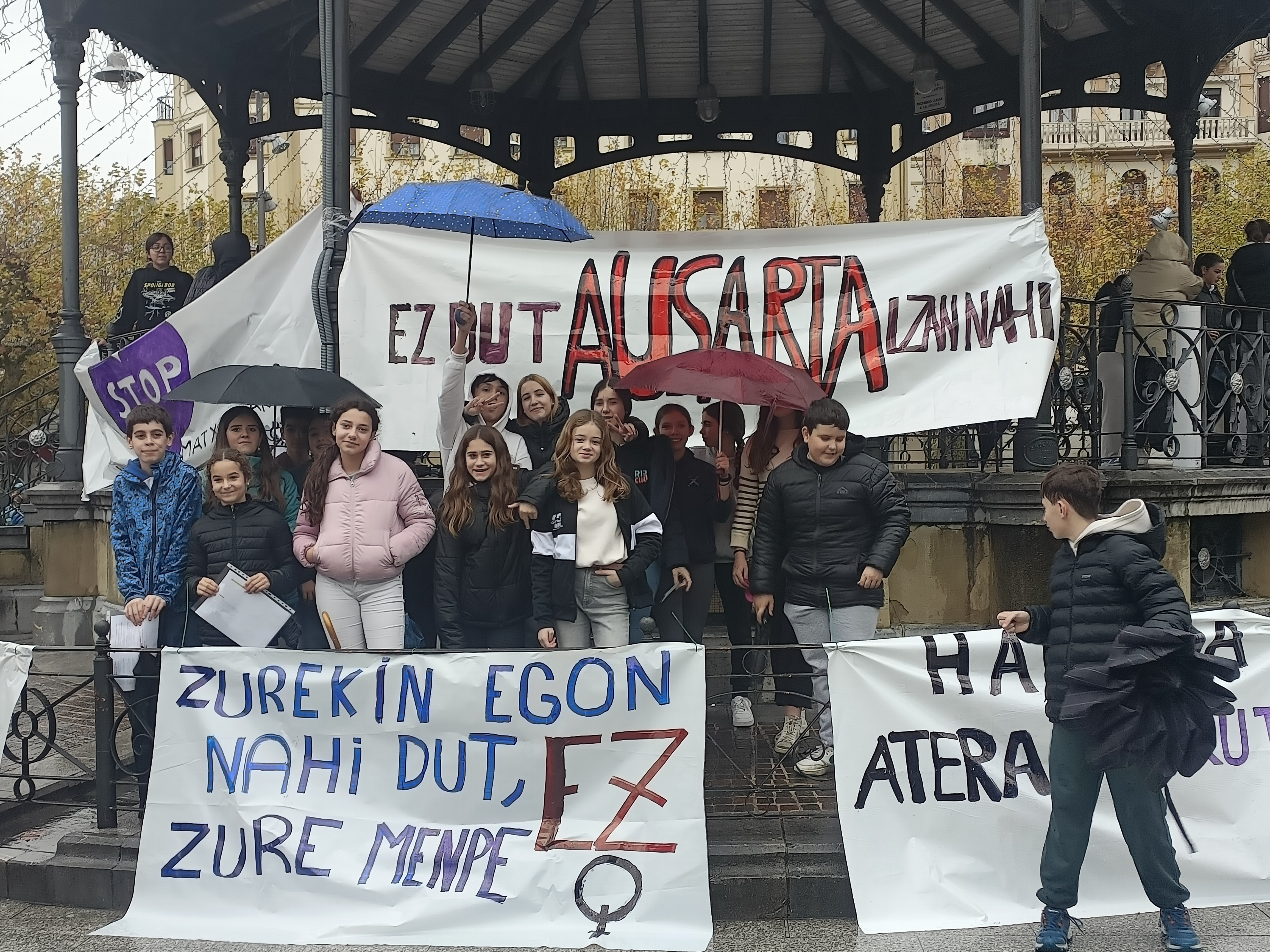 Irungo eskolen topaketa Zabaltza plazan, emakumeen aurkako indarkeria salatzeko
