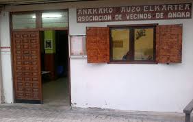 Encuentro en la Asociación vecinal de Anaka