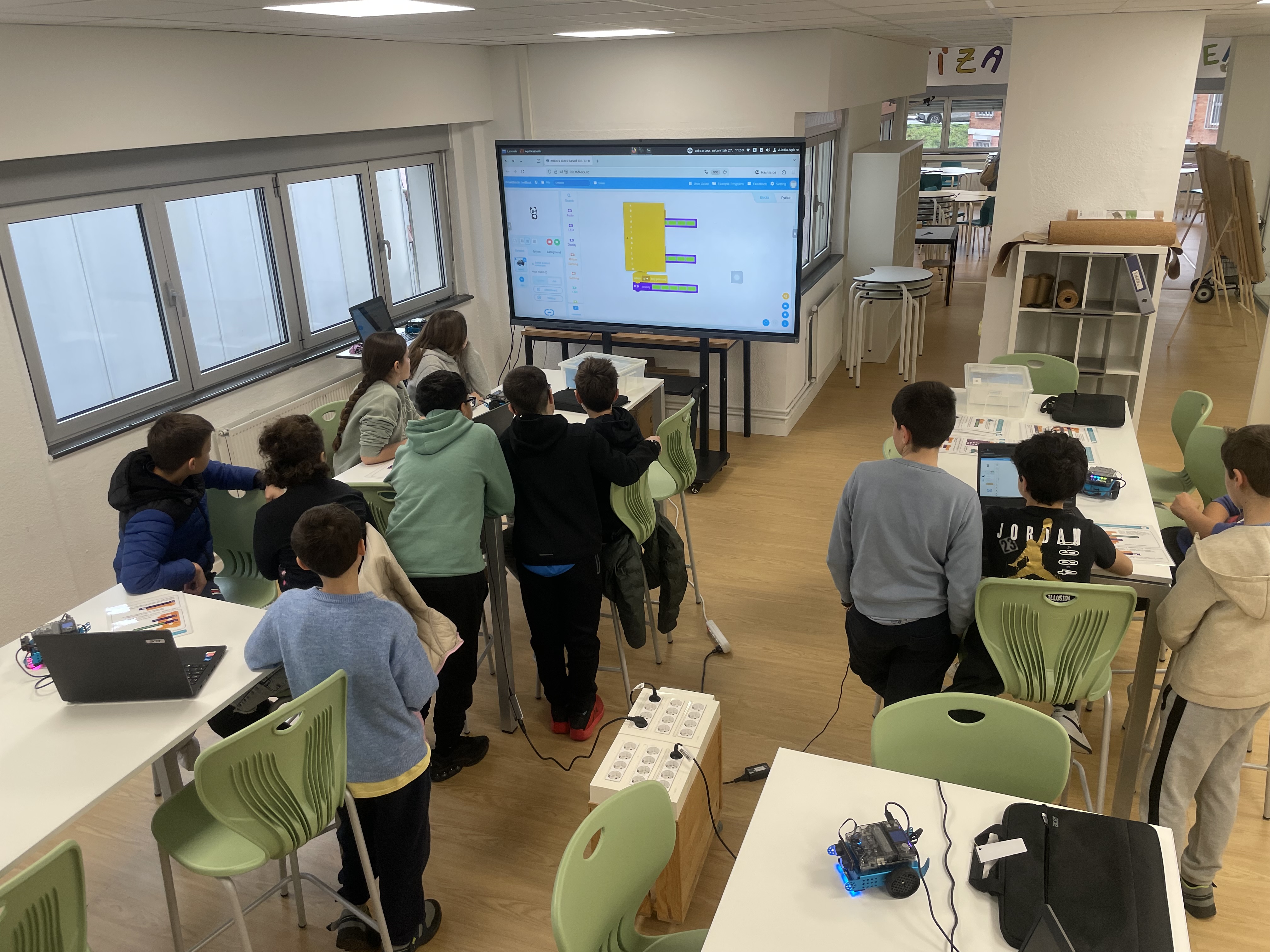 Elatzeta eta Lekaenea ikastetxeetako ikasleen bisita