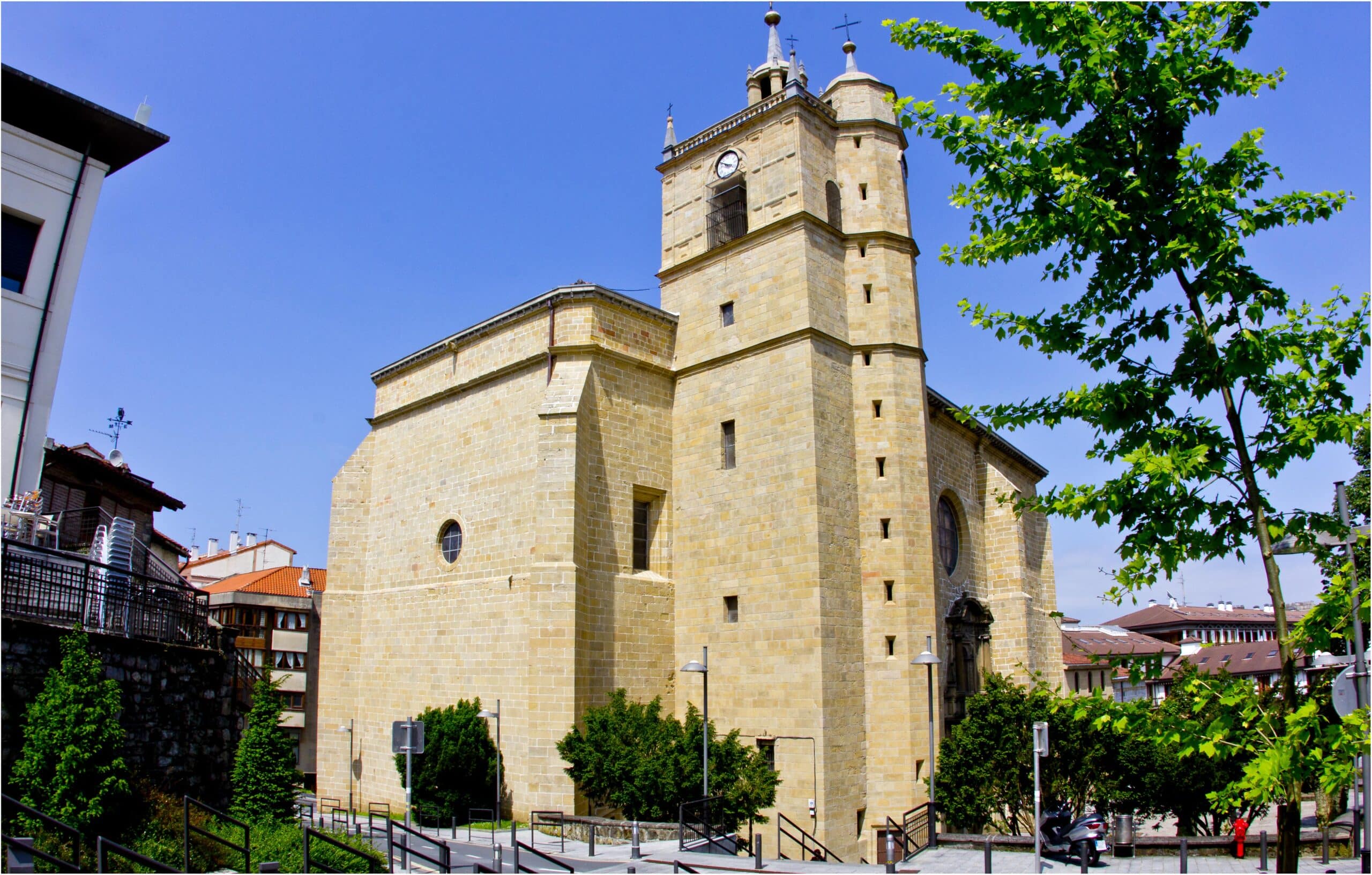 Junkaleko Andre Maria elizara eta Irungo udaletxera bisita