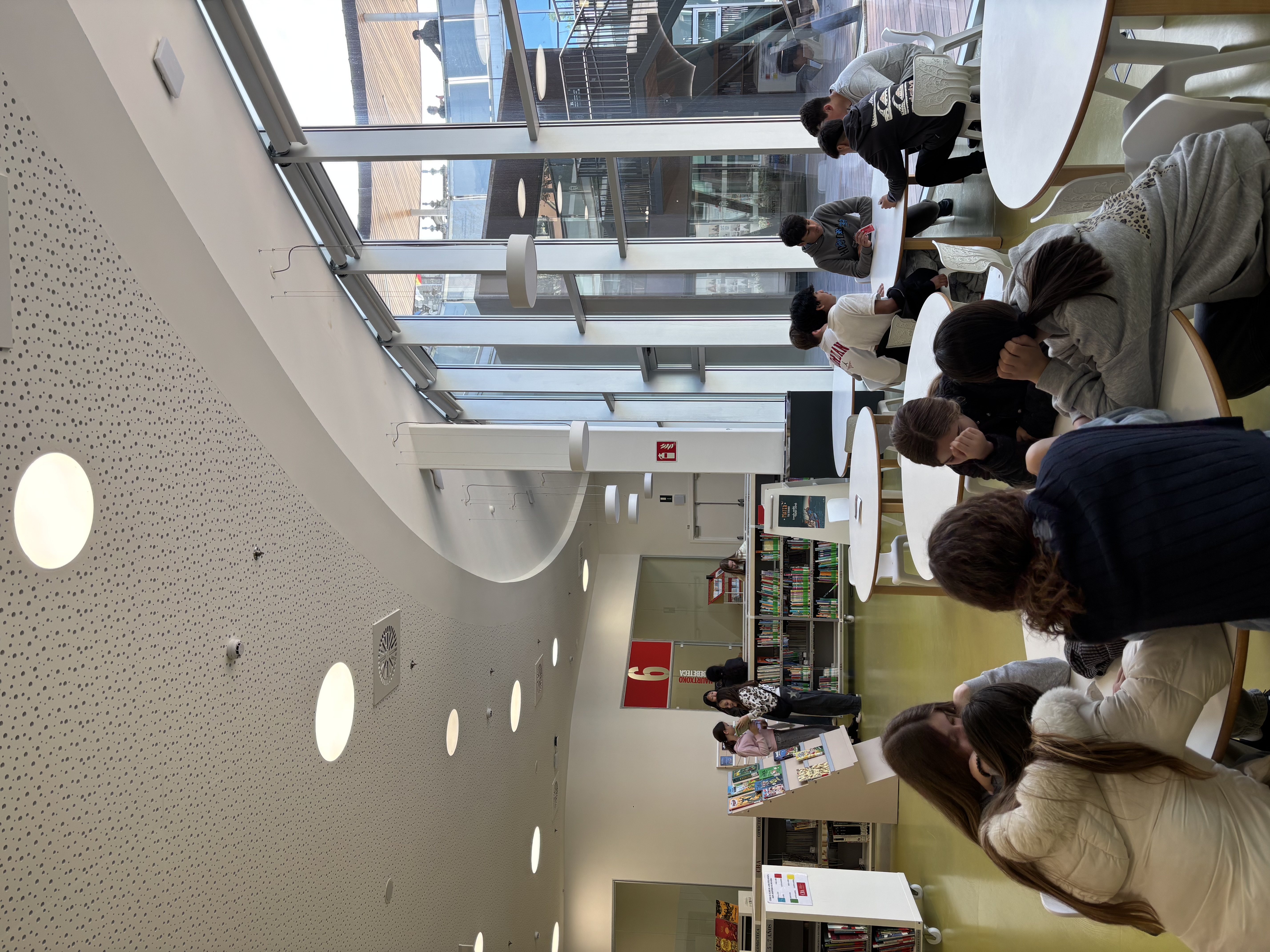 1. mailako ikasleak Irungo liburutegian